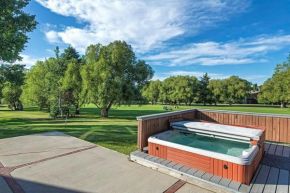 3BDR Condo with Private Hot Tub on Golf Course